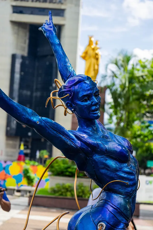 Escultura azul de Keia